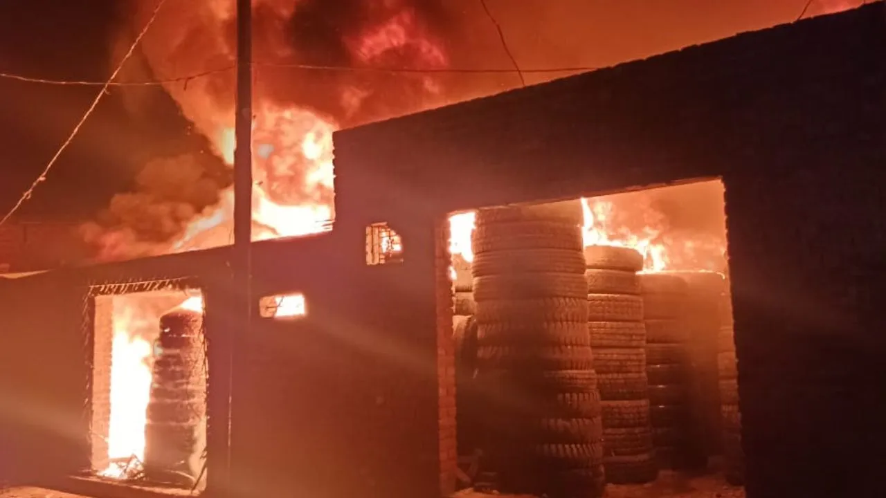 कानपुर में इंक फैक्ट्री, टायर और अंग्रेजी शराब की दुकान में लगी भीषण आग: लाखों का नुकसान, कोई जनहानि नहीं, फायर बिग्रेड ने पाया काबू