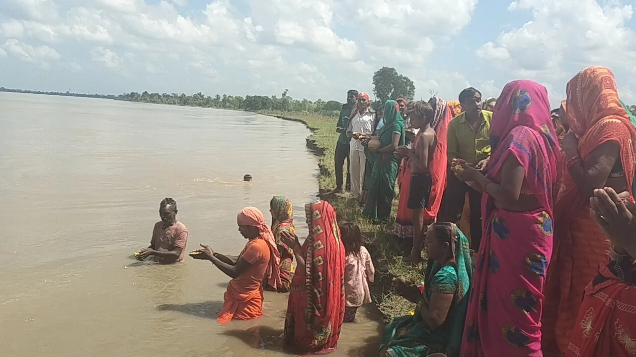ओ गंगा मैया अब ना छीनो मड़ैया...नदी की कटान से परेशान ग्रामीणों ने की गंगा माता की पूजा 
