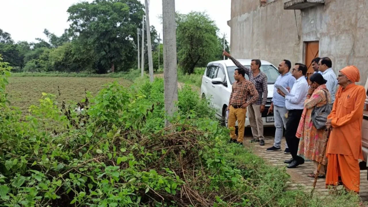Chitrakoot: मनरेगा के तहत काम की जांच करने पहुंचे संयुक्त आयुक्त, बोले- शासन को भेजेंगे रिपोर्ट