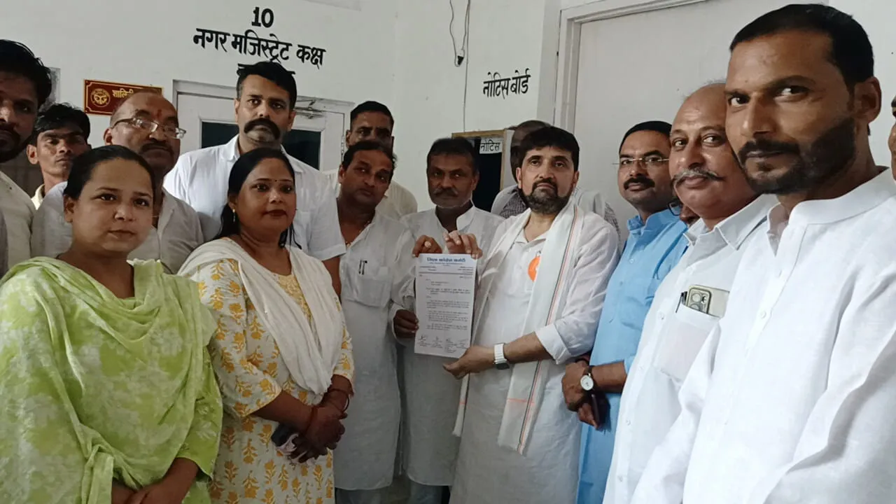 प्रकाश और दरवाजे की  व्यवस्था न होने से हो रहे हमले : कांग्रेस ने भेड़िया प्रभावित गांवों के लोगों की समस्या को लेकर दिया ज्ञापन