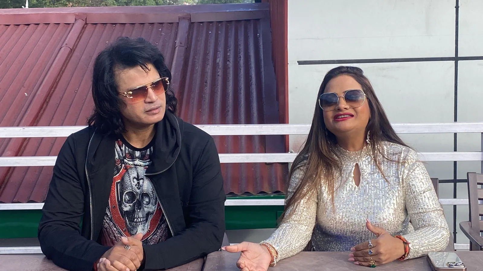 बॉलीवुड फिल्म अभिनेता मुकेश जे भारती और उनकी पत्नी पहुंचे कैंची धाम, बोले नशा मुक्ति पर होगी अगली मूवी