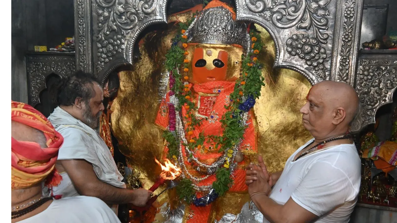 कानपुर में बुढ़वा मंगल पर हनुमान मंदिरों में भक्तों की भीड़: पनकी मंदिर में पुलिस का पहरा, जगह-जगह भंडारे का आयोजन