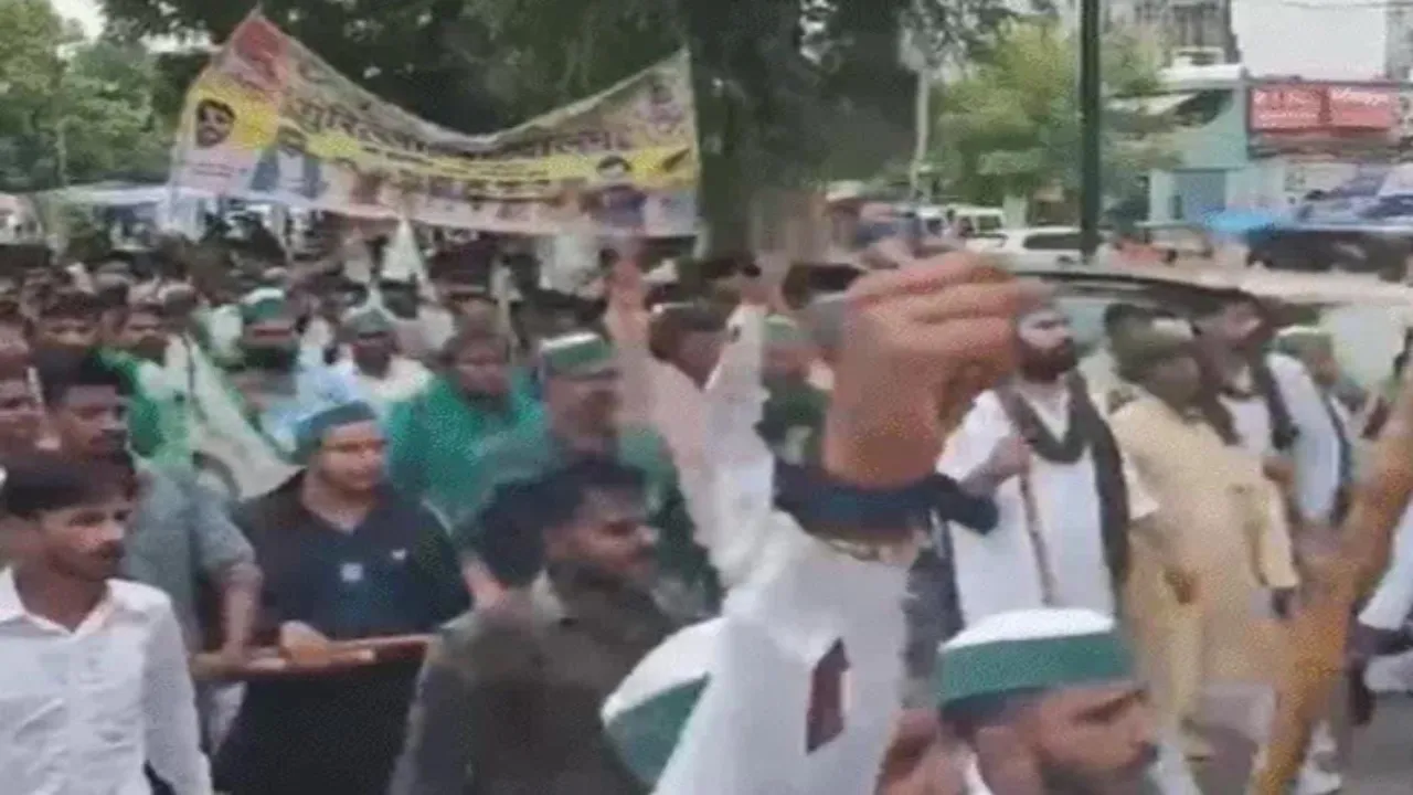 पैगंबर पर टिप्पणी पर गरजे ओवैसी की पार्टी के नेता : धरना देकर डीएम को ज्ञापन सौंपा