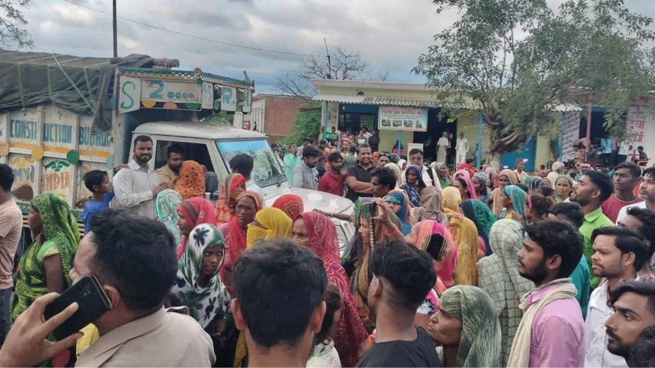 बदायूं: शराब की दुकान बंद कराने को लेकर महिलाओं ने किया प्रदर्शन, कही ये बातें...