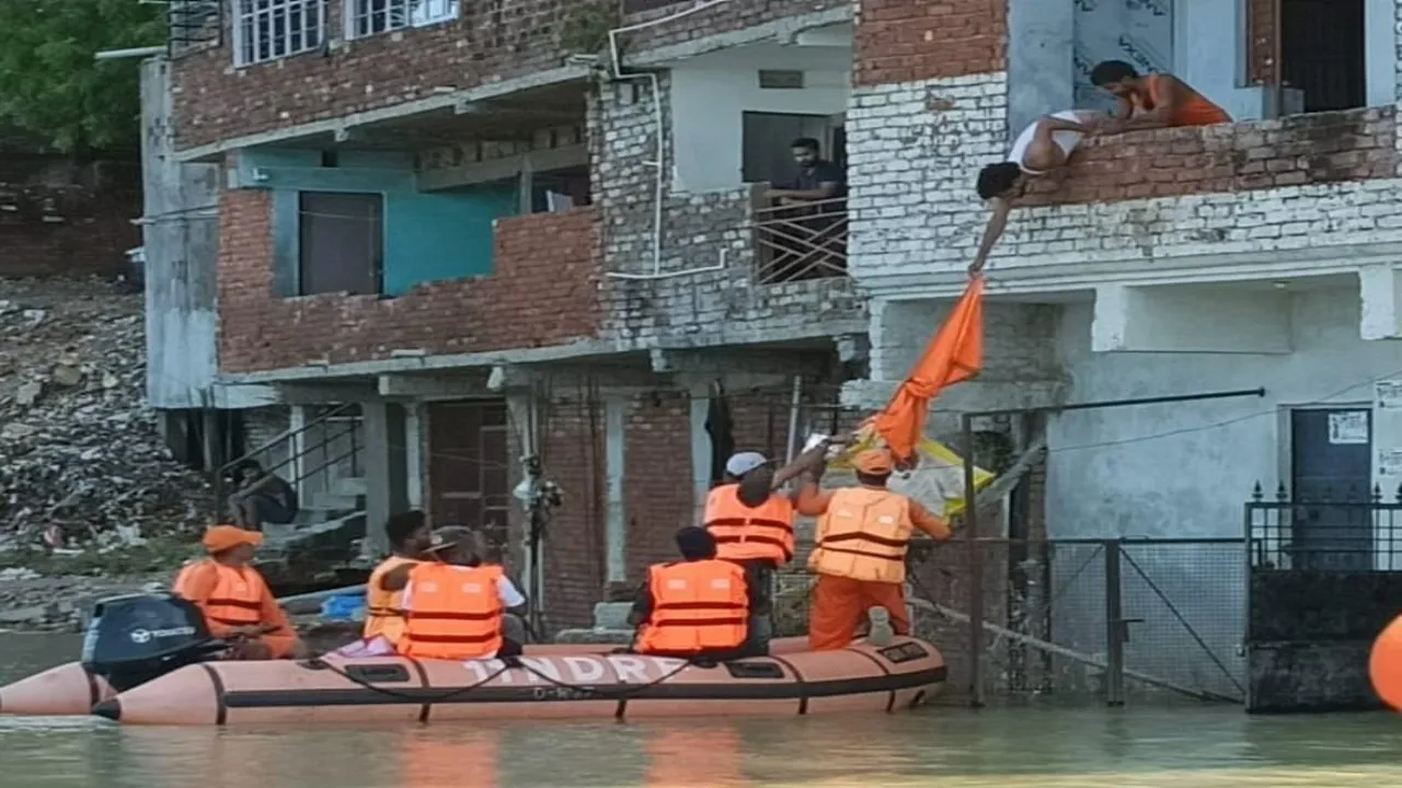 प्रयागाराज : एनडीआरएफ टीम ने गंगा नदी के घटते जलस्तर का  जायजा लेते हुए राहत सामग्री वितरण की