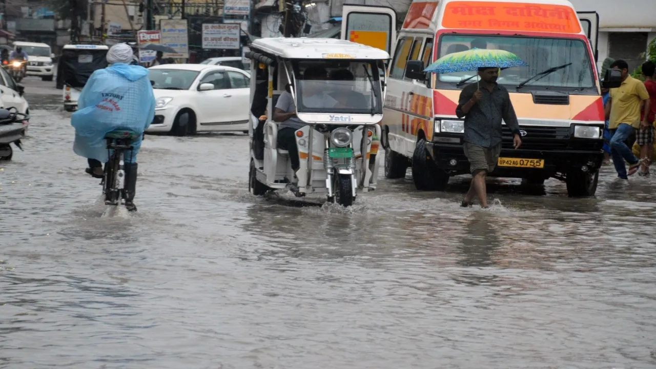 सड़कें धंसी, बिजली गुल, कई इलाके जलमग्न  : लगातार 14 घंटे तक झमाझम बारिश से बाद जन जीवन अस्त-व्यस्त