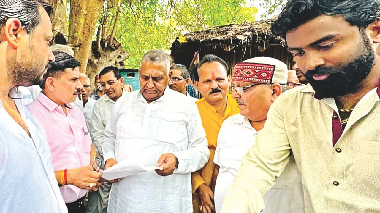 Kanpur: व्यापारी बोले- 'पनकी वनवे से व्यापार चौपट, ग्राहक नहीं आ पाते', सांसद भोले को सौंपा ज्ञापन