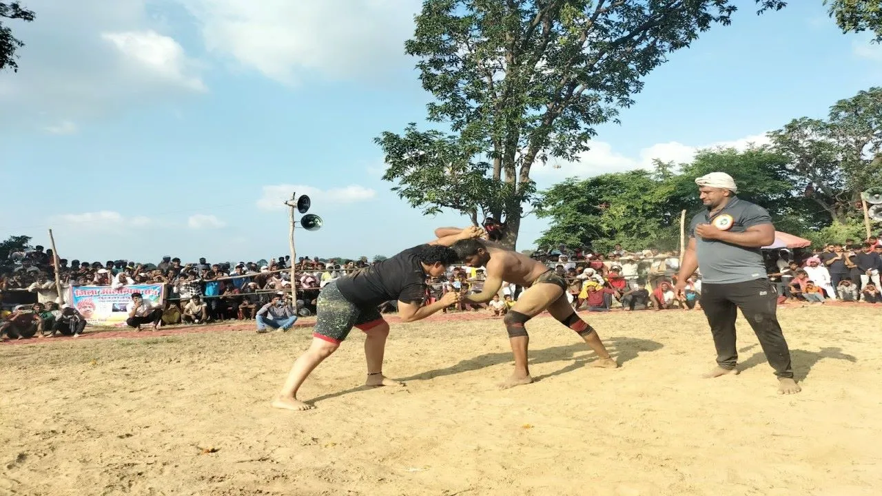 सुलतानपुर के दंगल में हरियाणा की महिला पहलवानों का रहा दबदबा, फोगाट ने रोहित को पटका 