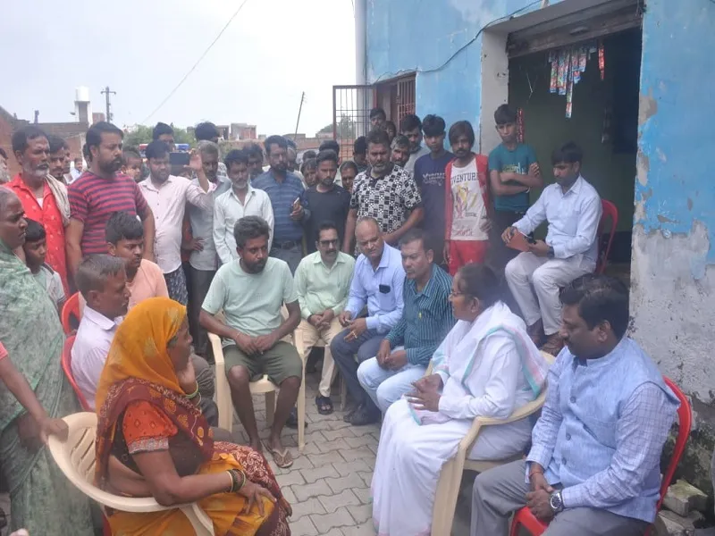 संभल : राज्यमंत्री गुलाब देवी ने पीडितों से मिल जाना हाल-चाल, बोलीं- सीओ व चौकी इंचार्ज पर की जाए कार्रवाई