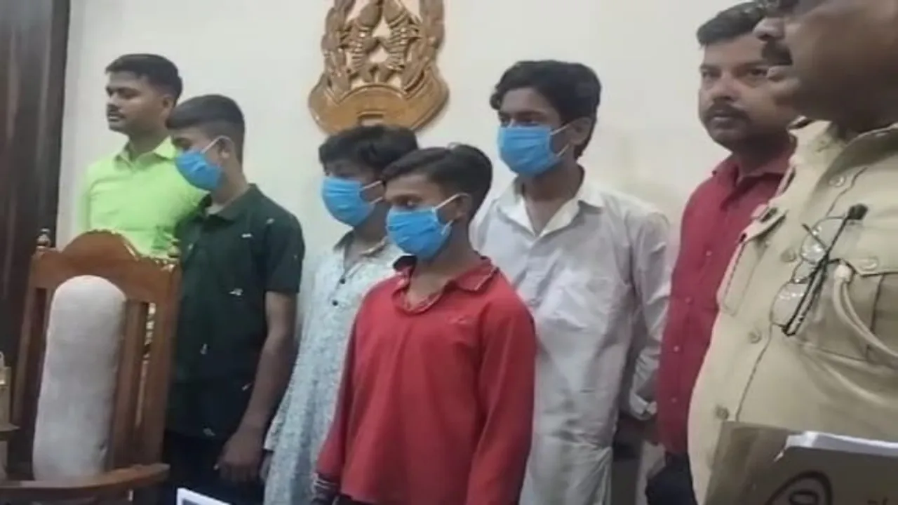 राह चलते मोबाइल छीनने वाले चार गिरफ्तार : आरोपियों में तीन नाबालिग भी हैं शामिल 