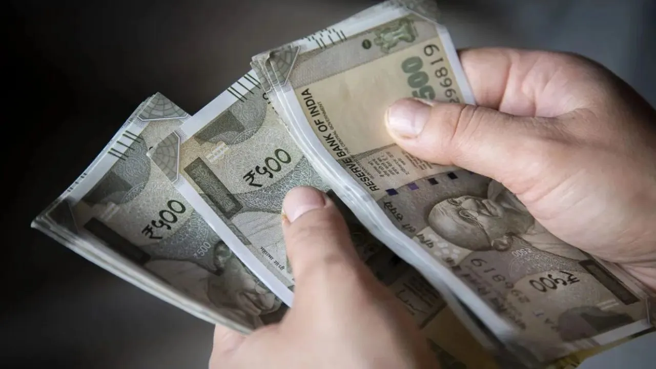 लखनऊ : अधिकारियों की लापरवाही से लटका 50 हजार शिक्षकों का वेतन