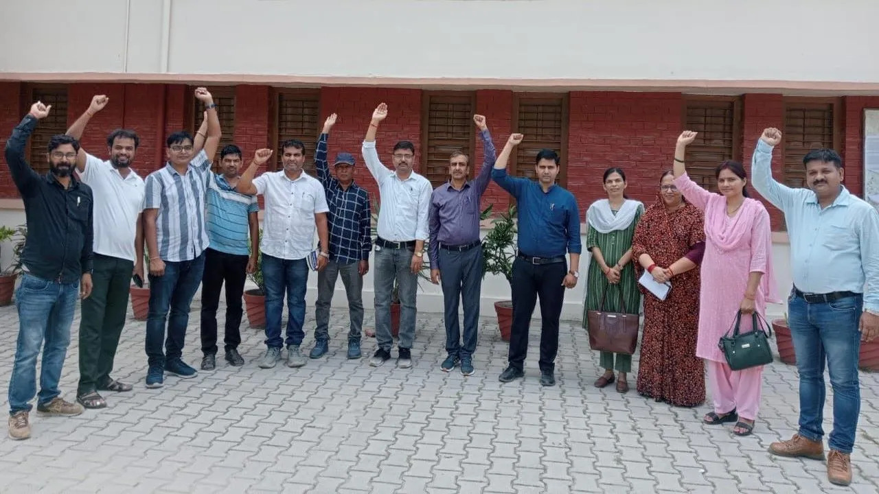 प्रतापगढ़: मांगो को लेकर शिक्षकों का प्रदर्शन,कहा शिक्षा व शिक्षक विरोधी है सरकार