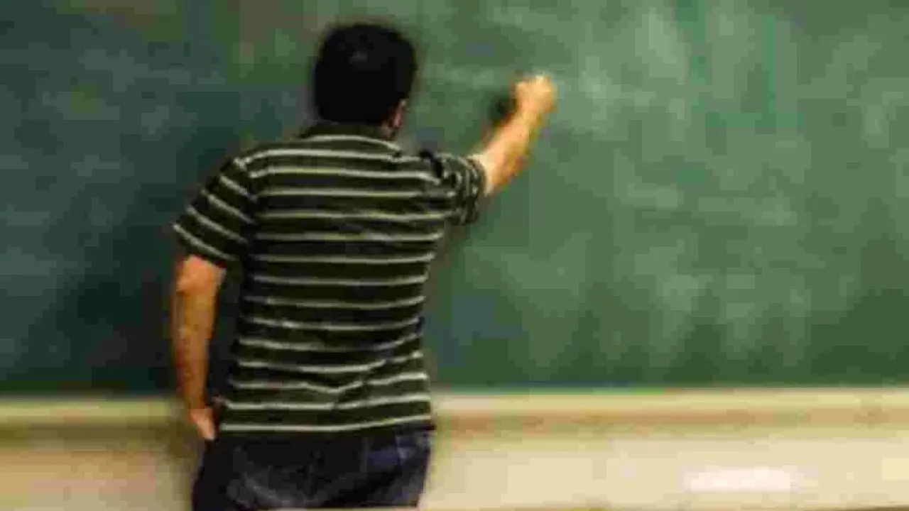 प्रतापगढ़ : जाली दस्तावेजों के आधार पर नौकरी कर रहे चार शिक्षकों के खिलाफ मामला दर्ज 