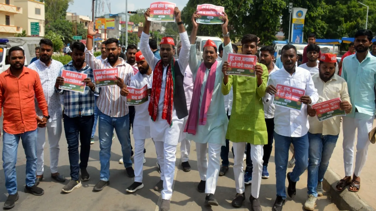 फीस वृद्धि और छात्र संघ चुनाव को लेकर सपा छात्र सभा ने निकाला मार्च : राज्यपाल को सम्बोधित ज्ञापन सिटी मजिस्ट्रेट को सौंपा 