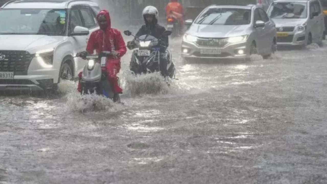 बाराबंकीः बारिश के कई रंग, महंगी की थाली तो धान के लिए वरदान