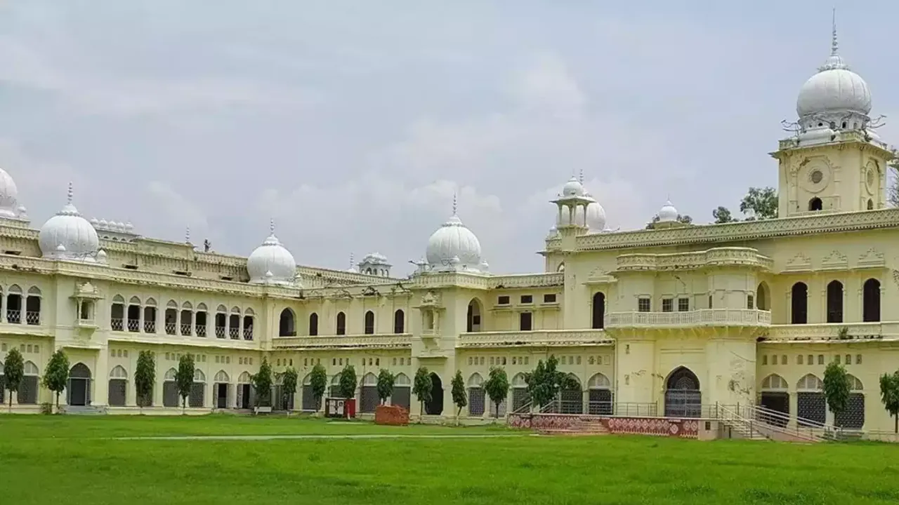 Lucknow University: हॉस्टल आवंटन में छात्रों ने अनियमितता के लगाए गंभीर आरोप, जानें पूरा मामला