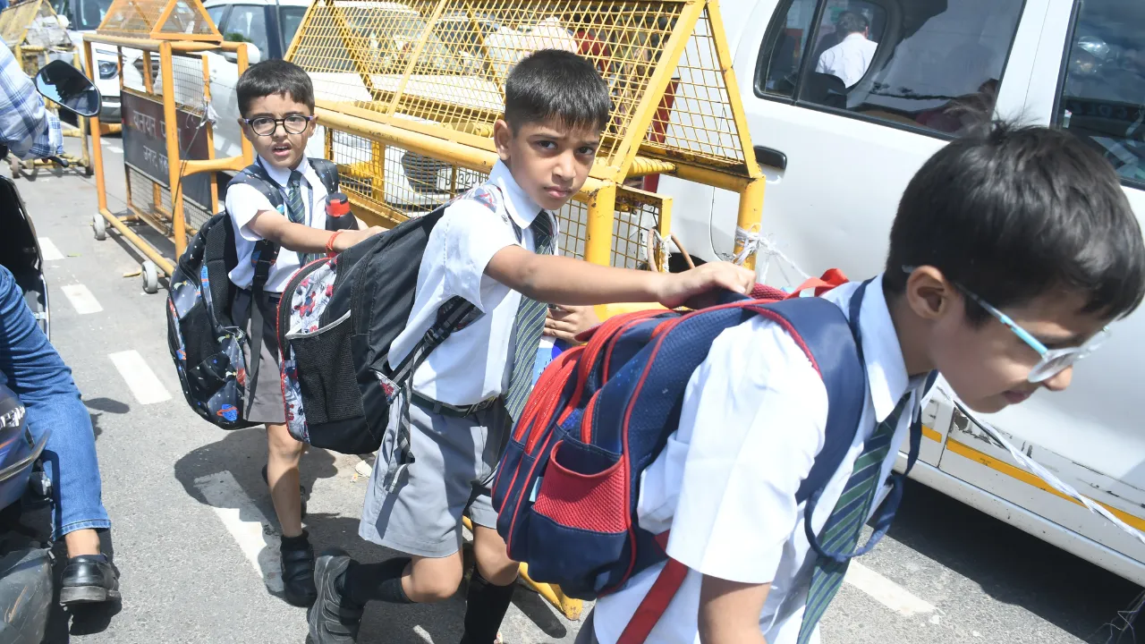 स्कूली बच्चों की सुरक्षा से खिलवाड़: प्राइवेट वैन चालकों की मनमानी, भूसे की तरह भरकर लाते  ले जाते चालक