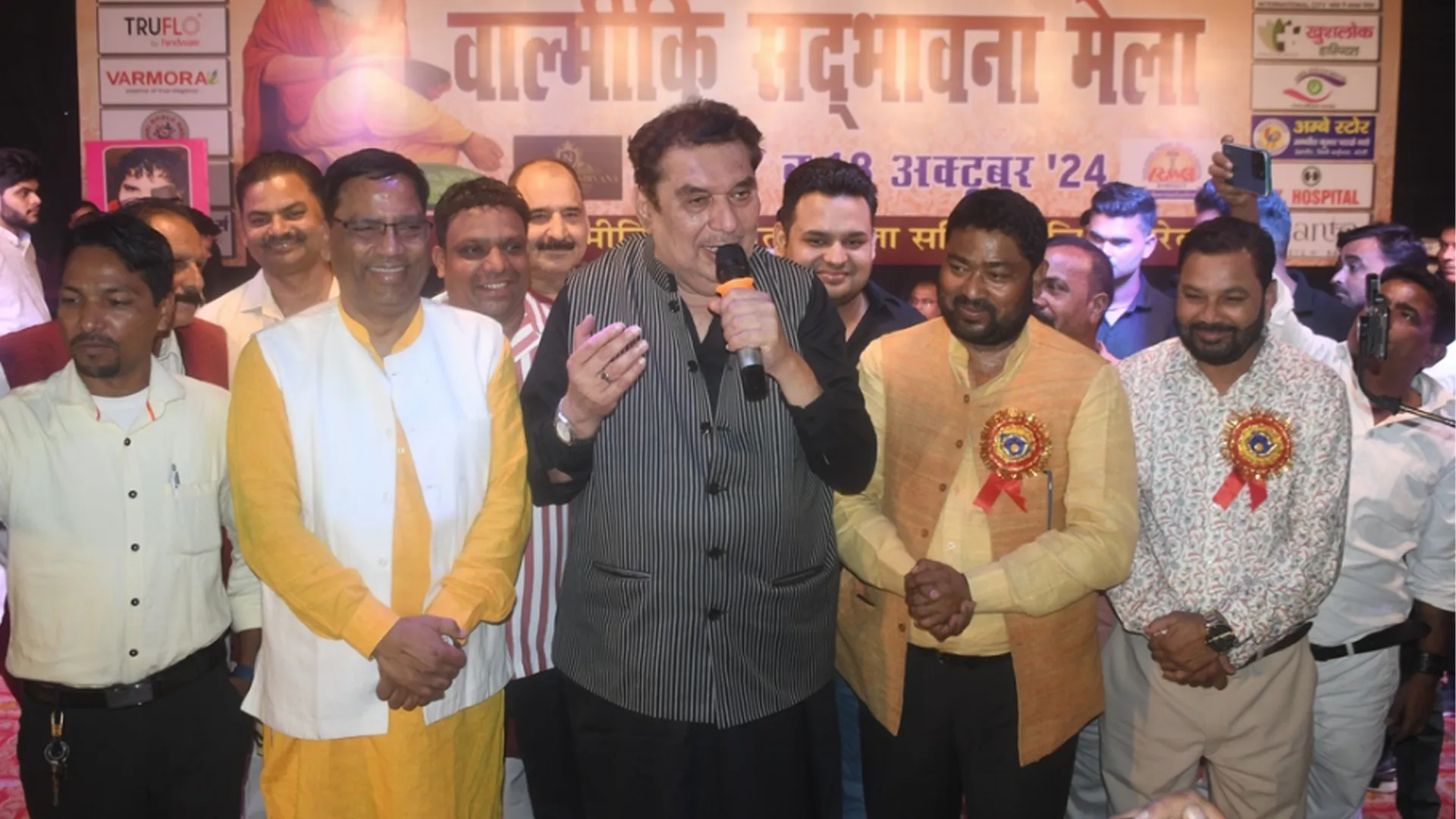 बरेली : रजा मुराद ने दर्शकों को हंसाया तो दिल्ली-मुंबई के कलाकारों ने झूमने को मजबूर किया