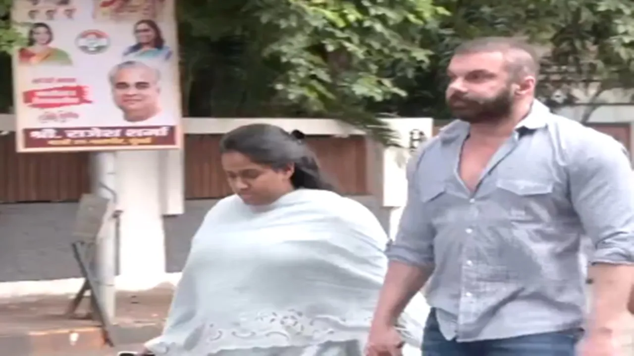 बहन अर्पिता के साथ Baba Siddique के घर पहुंचे सोहेल खान, आज होगा राजकीय सम्मान के साथ अंतिम संस्कार 