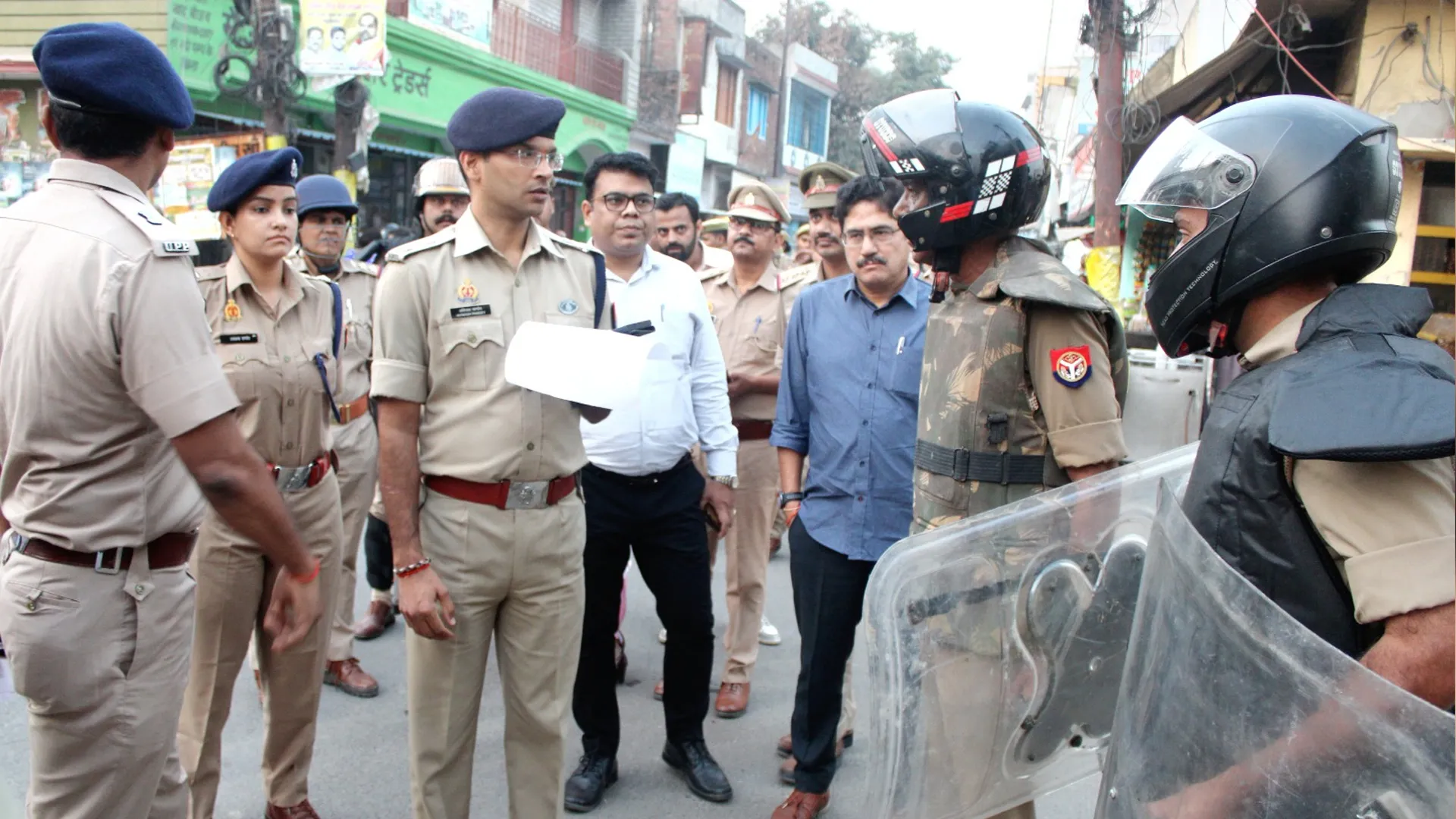 पीलीभीत: यलो स्कीम लागू होते ही संवेदनशील इलाकों में मुस्तैद हुई पुलिस, सड़कों पर दौड़े अफसर