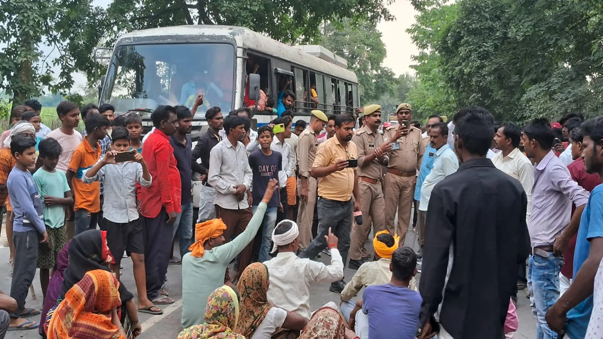 लखीमपुर खीरी: अगवा युवती की बरामदगी नहीं होने पर भड़का गुस्सा, जाम लगाया