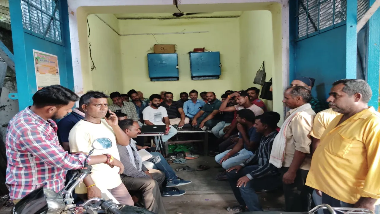 लखनऊ: आउटसोर्स कर्मचारियों की छंटनी से विद्युत कर्मियों में भारी आक्रोश, बड़े आन्दोलन की दी चैतावनी