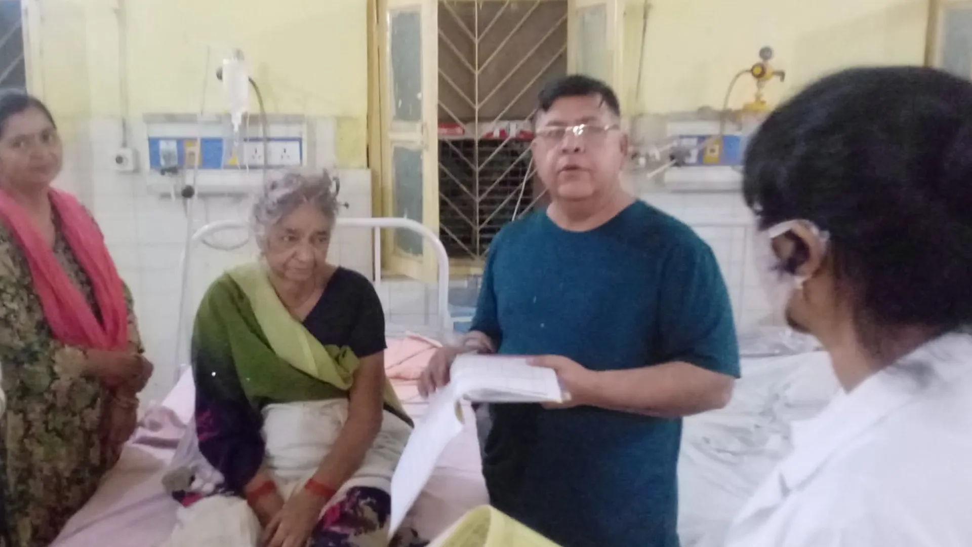बदायूं: आधे दिन खुली ओपीडी, चिकित्सक नदारद, सीएमएस ने देखे मरीज