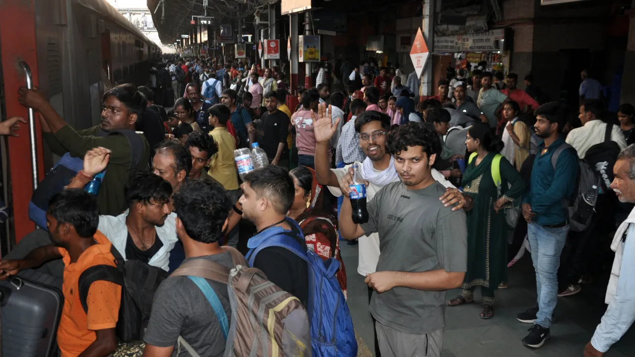 यात्रीगण कृप्या ध्यान दें... छठ के लिए आज चलेंगी 36 से अधिक विशेष ट्रेनें