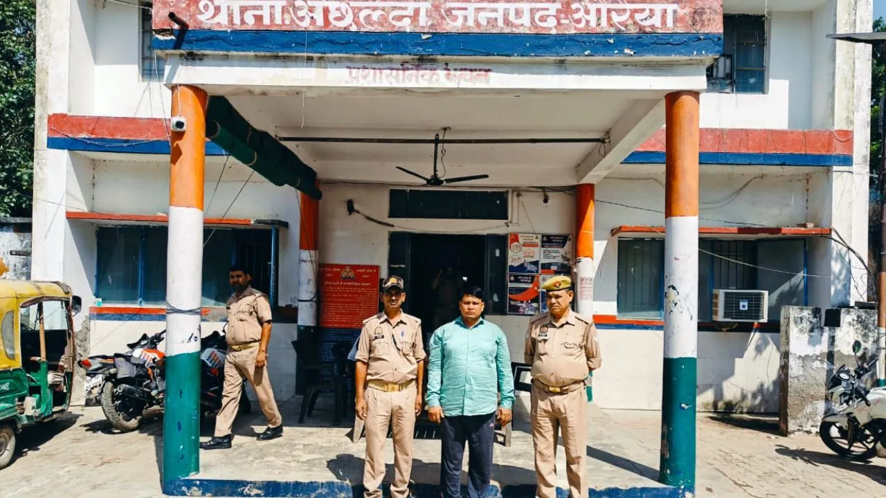 औरैया में लूट का माल खरीदने वाला सुनार गिरफ्तार: दिनदहाड़े बदमाशों ने तमंचा लगाकर दंपती से की थी लाखों की लूट