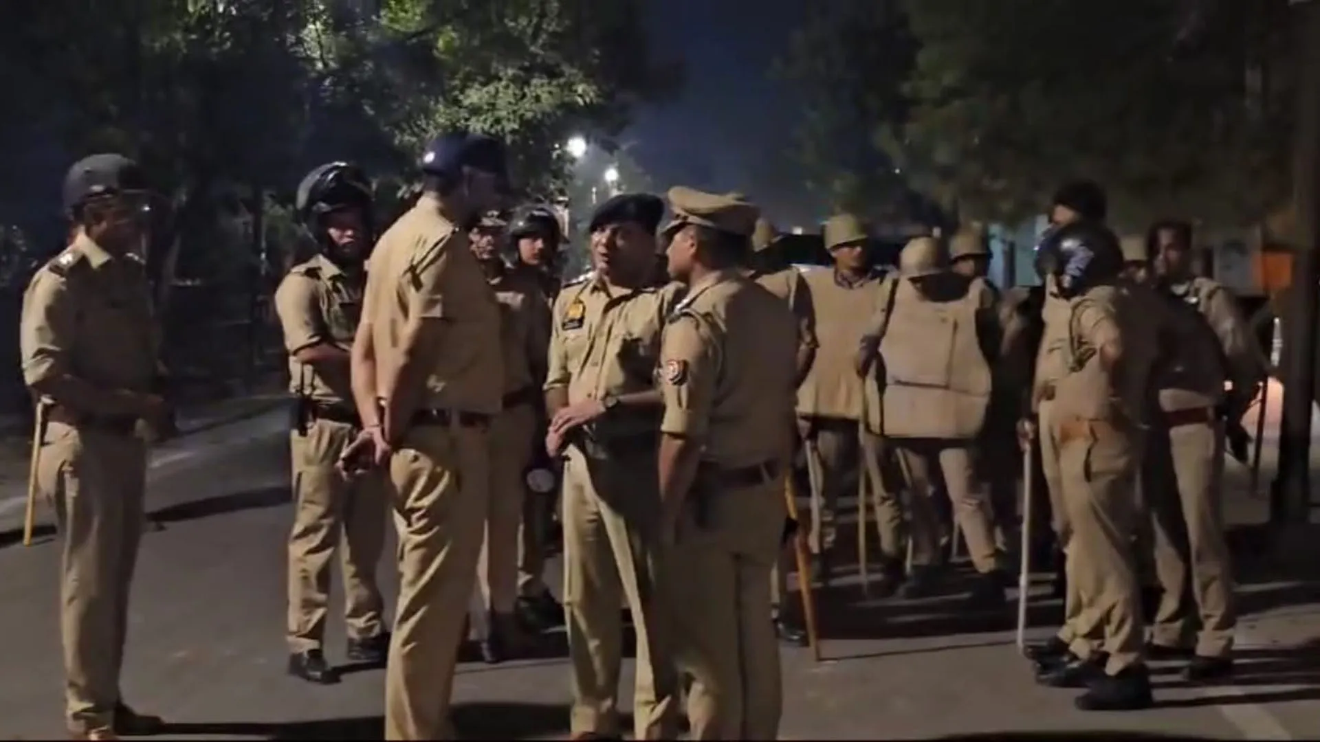 मुरादाबाद:बच्चों का झगड़ा बन गया दो समुदायों का विवाद, जमकर हुआ पथराव