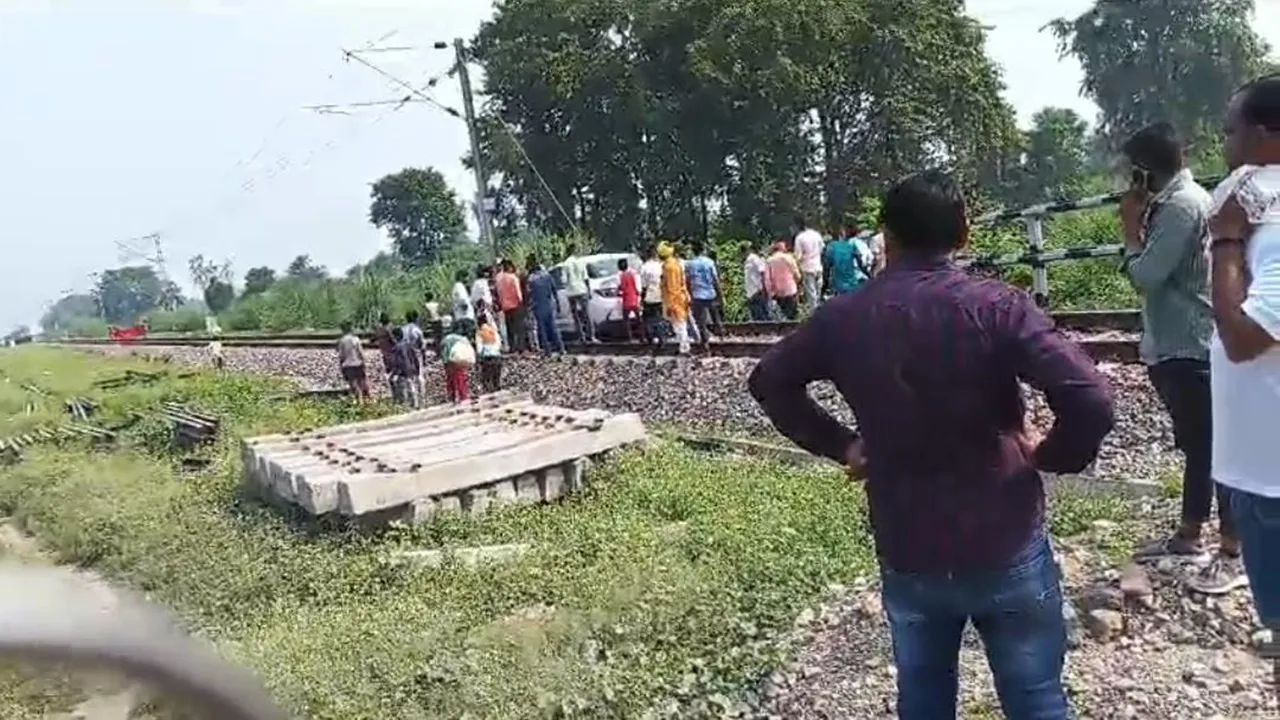 OMG: सड़क छोड़ रेलवे ट्रैक पर दौड़ी कार, 50 मिनट तक ट्रैक पर खड़ी रही सुपरफास्ट ट्रेन, वीडियो देख रह जाएंगे हैरान