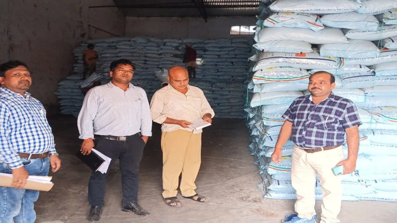 बहराइच: संयुक्त कृषि निदेशक ने किया गोदाम का निरीक्षण, कहा- किसानों को खाद और बीज समय से कराएं उपलब्ध