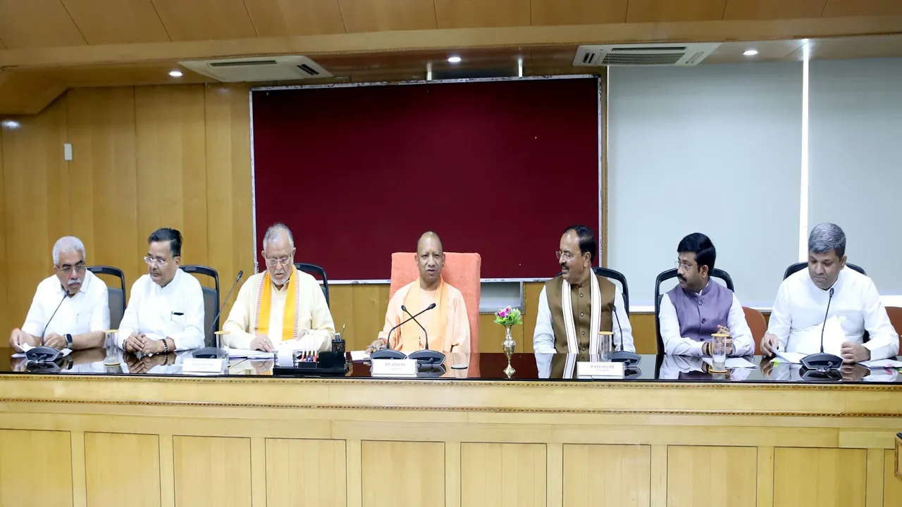  एक ट्रिलियन डॉलर इकोनामी के लक्ष्य के लिये तैयार रहें विभाग, बैठक में बोले सीएम योगी