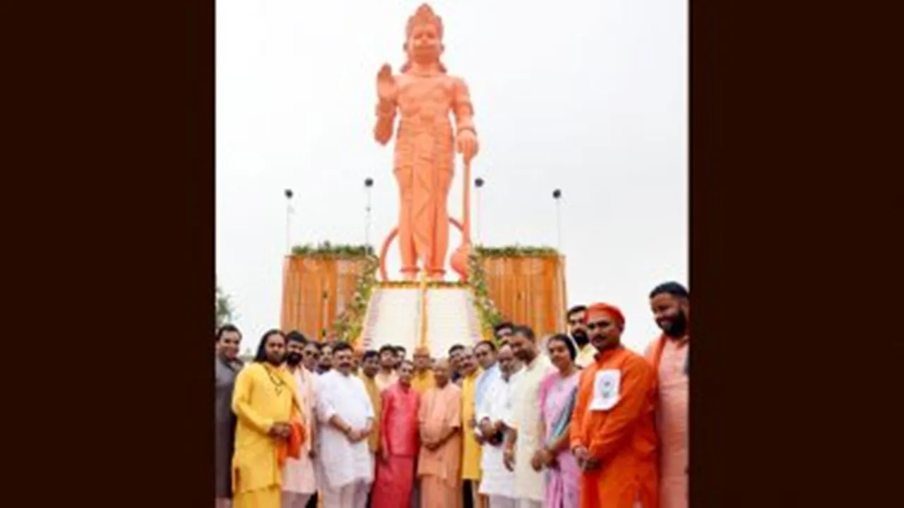 वाराणसी में मुख्यमंत्री योगी ने 51 फुट ऊंची भगवान हनुमान की प्रतिमा का किया अनावरण 