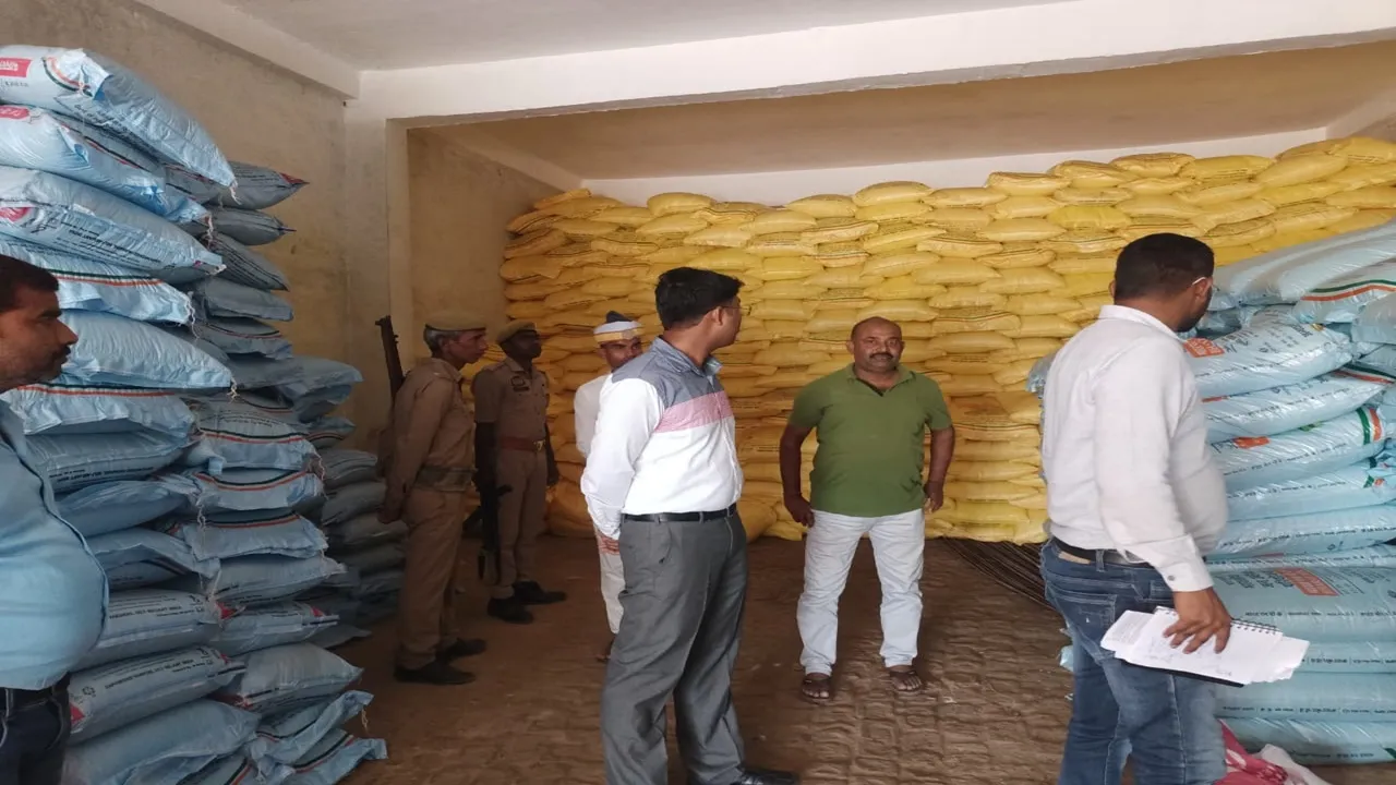 बहराइच: स्टॉक उपस्थिति में मिली खामियां तो सीज हुआ गोदाम, एसडीएम ने खाद की दुकानों का किया निरीक्षण 