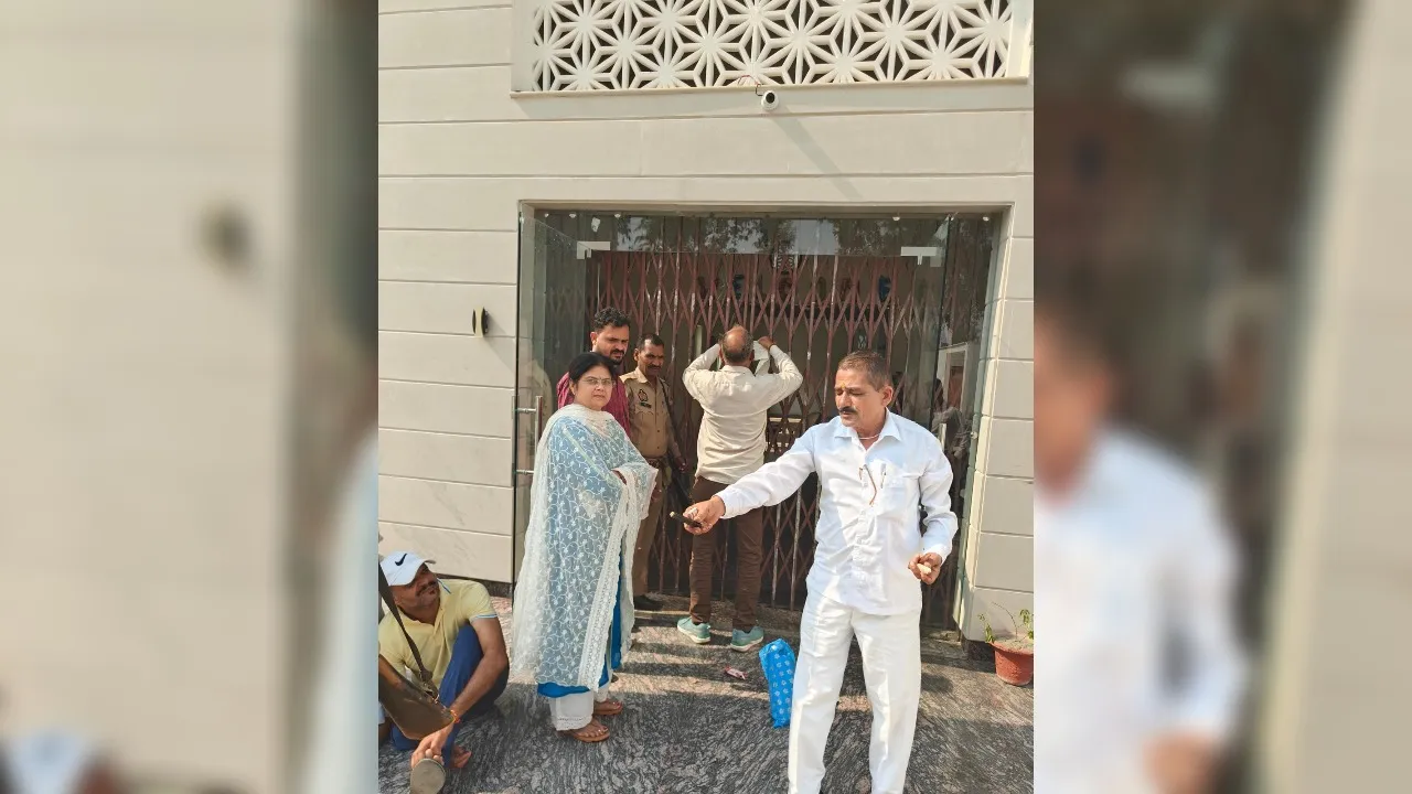 अमरोहा: अवैध रूप से संचालित बैंक्वेट हॉल सील, दस्तावेज नहीं दिखाने पर एसडीएम ने की कार्रवाई, होटल संचालकों में मचा हड़कंप