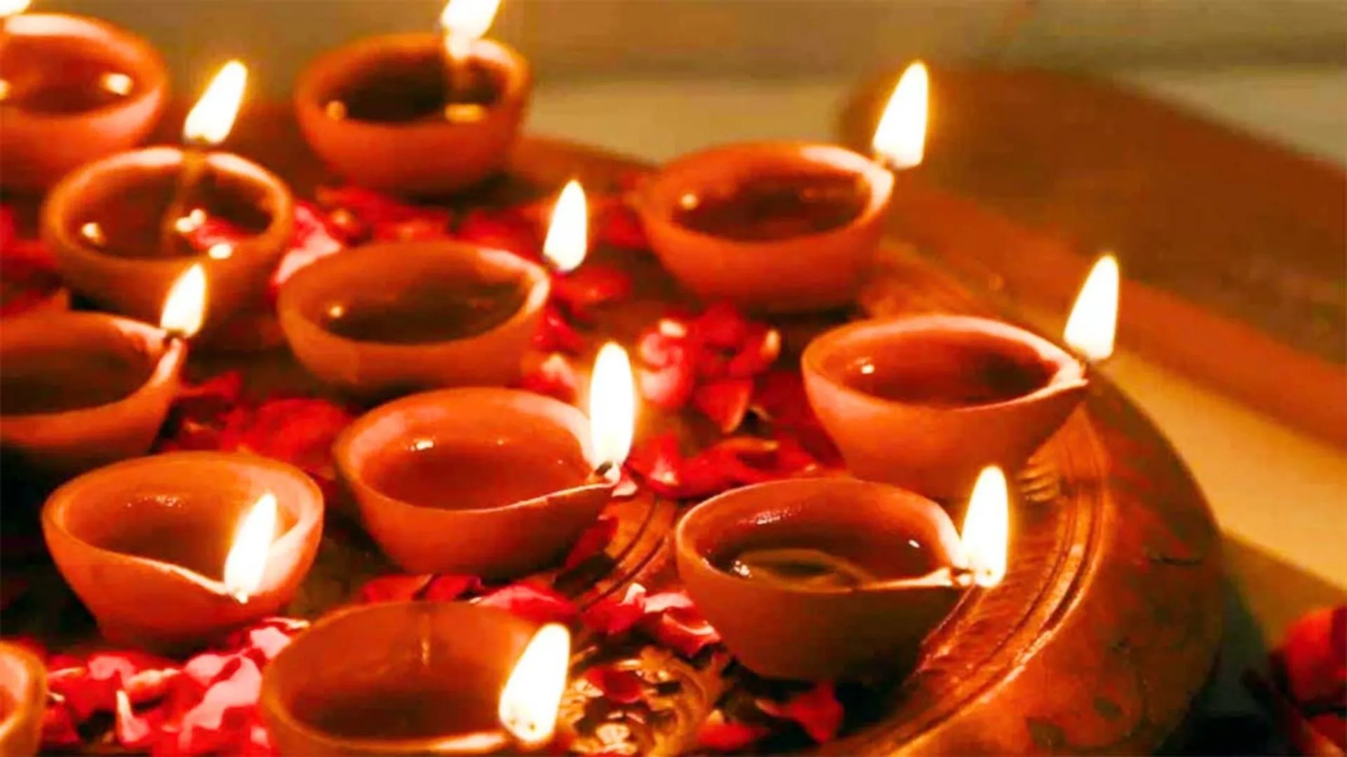 Diwali 2024: दीपोत्सव में मिट्टी के दीयों की खास अहमियत, दीया की रोशनी से घर होता है रोशन