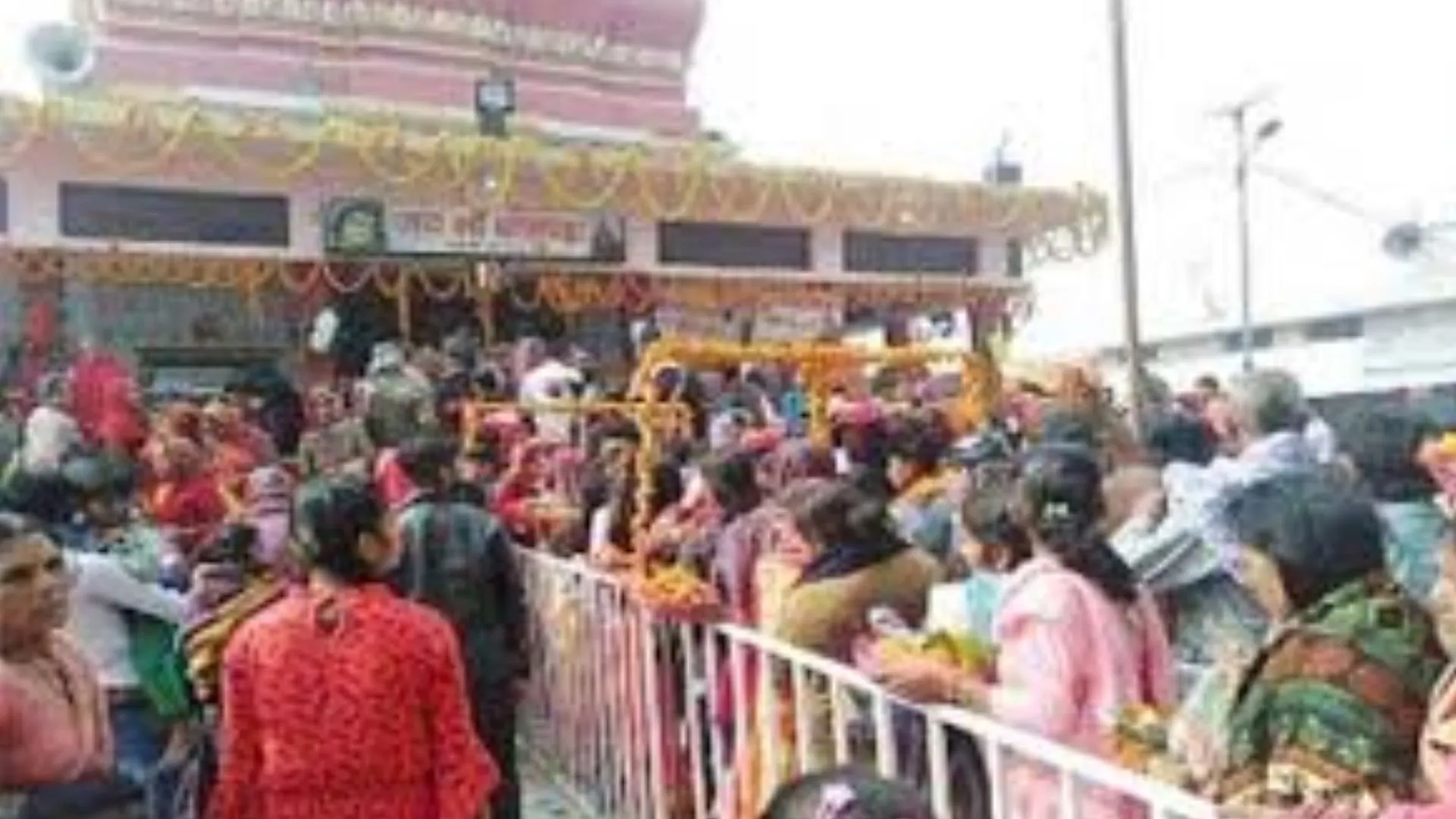 Shardiya Navratri 2024: मां चामुंडा मंदिर में पूजा करने से भक्तों को मिलती है कष्टों से मुक्ति 