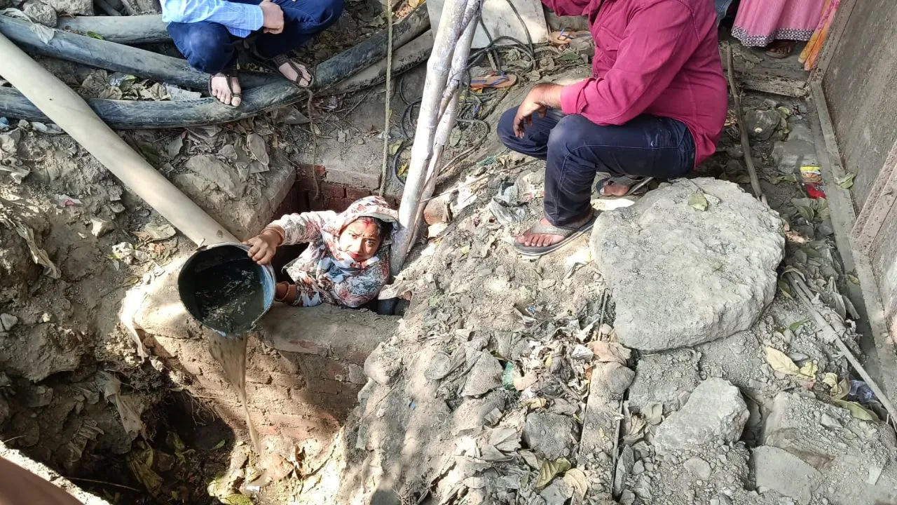 कानपुर में पार्षद का अनोखा अंदाज: नाले में उतरकर की सफाई, बोलीं- सीवर के पानी से बजबजा रहीं गलियां, लोगों का निकलना हुआ मुश्किल