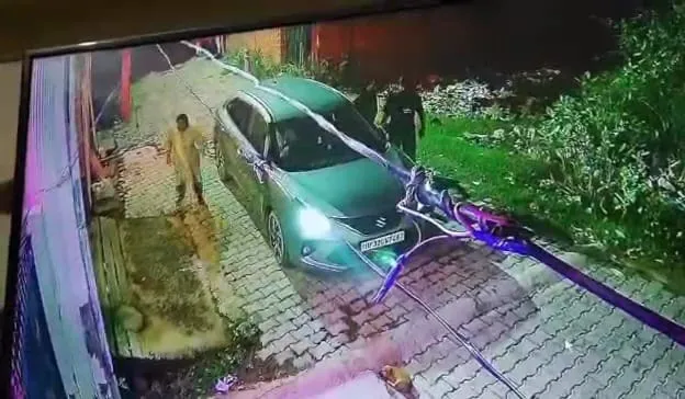 उन्नाव में कार सवार युवकों ने कुत्ते को रौंदकर मार डाला: घटना CCTV में कैद, FIR दर्ज