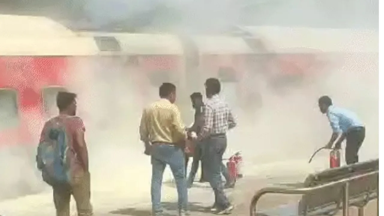झांसी में ट्रेन में आग लगने पर यात्री कूदे...अफरा-तफरी का माहौल, खजुराहो से उदयपुर जा रही थी इंटरसिटी एक्सप्रेस