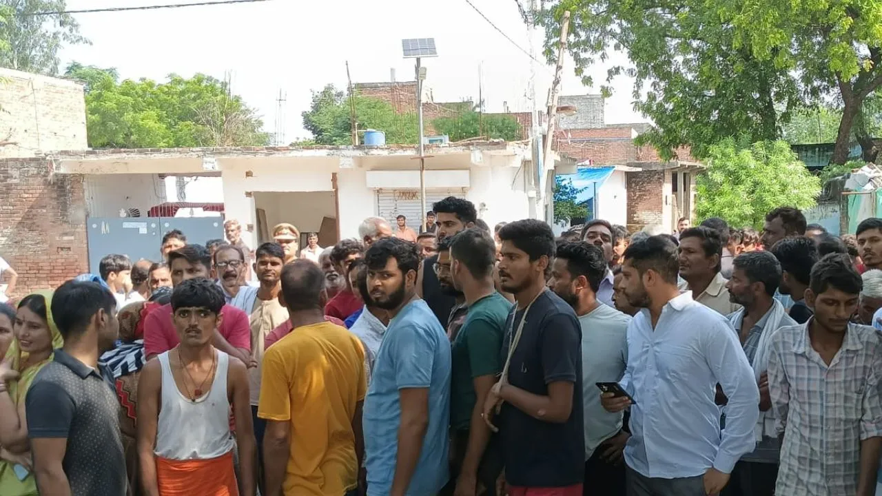 कानपुर में परिजनों ने शव रखकर किया हंगामा, रोड की जाम: खेत में मिला था छेड़छाड़ के आरोपी वृद्ध का शव