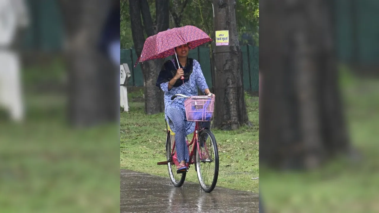 कानपुर में बारिश से मौसम हुआ खुशनुमा: उमस भरी गर्मी से मिली राहत, गंगा बैराज, मोतीझील में लोगों ने उठाया लुत्फ