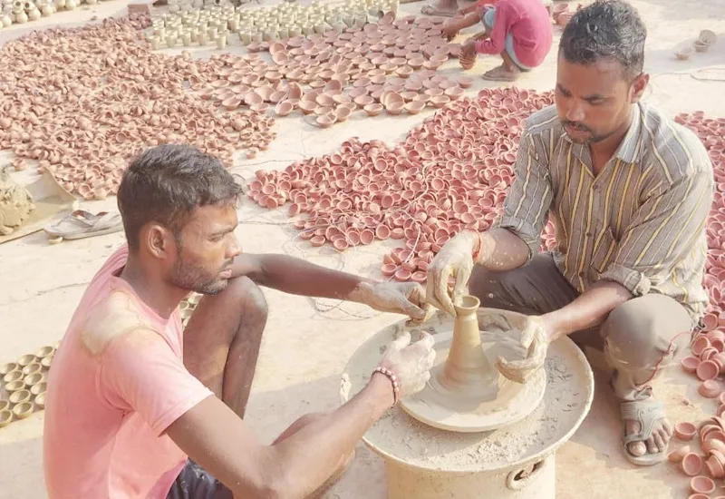 Special Story : हाईटेक युग में भी लोगों को भा रहे मिट्टी के खिलौने, दीये खरीदने पर जोर