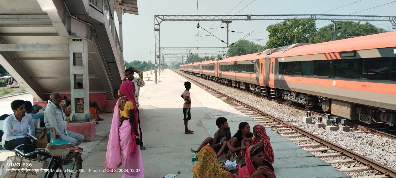 बाराबंकी: प्लेटफॉर्म पर टीनशेड नहीं, यात्री परेशान...ओवरब्रिज की छांव में बैठकर करते हैं ट्रेन का इंतजार