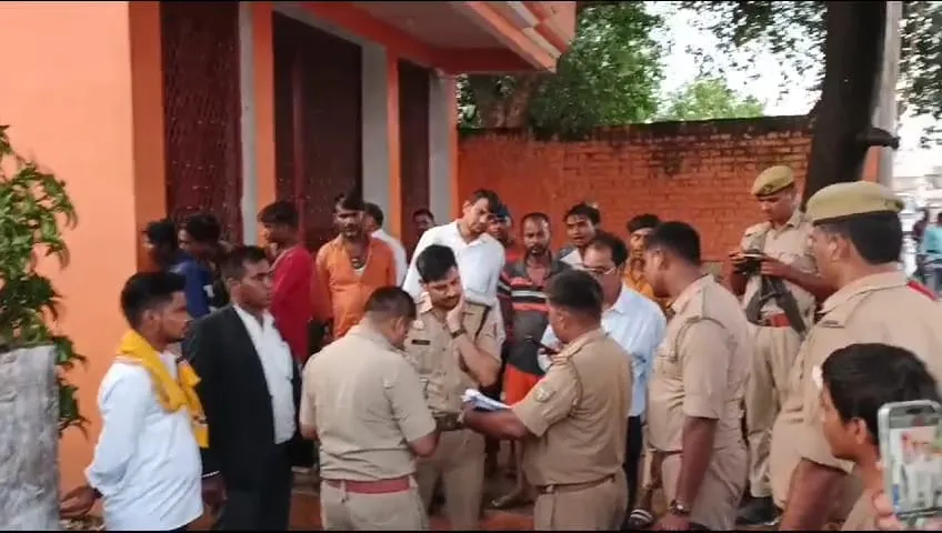 प्रयागराज: आंधी से पीपल का पेड़ घर पर गिरा, बच्ची की मौत...गांव में पसरा मातम