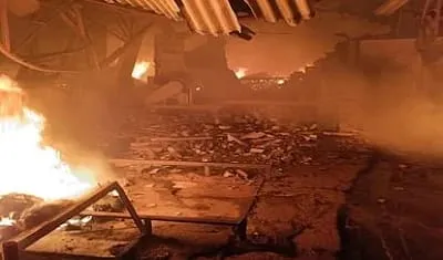 प्रयागराज: गद्दा फैक्ट्री में लगी भीषण आग से मचा हड़कंप, लाखों का नुकसान