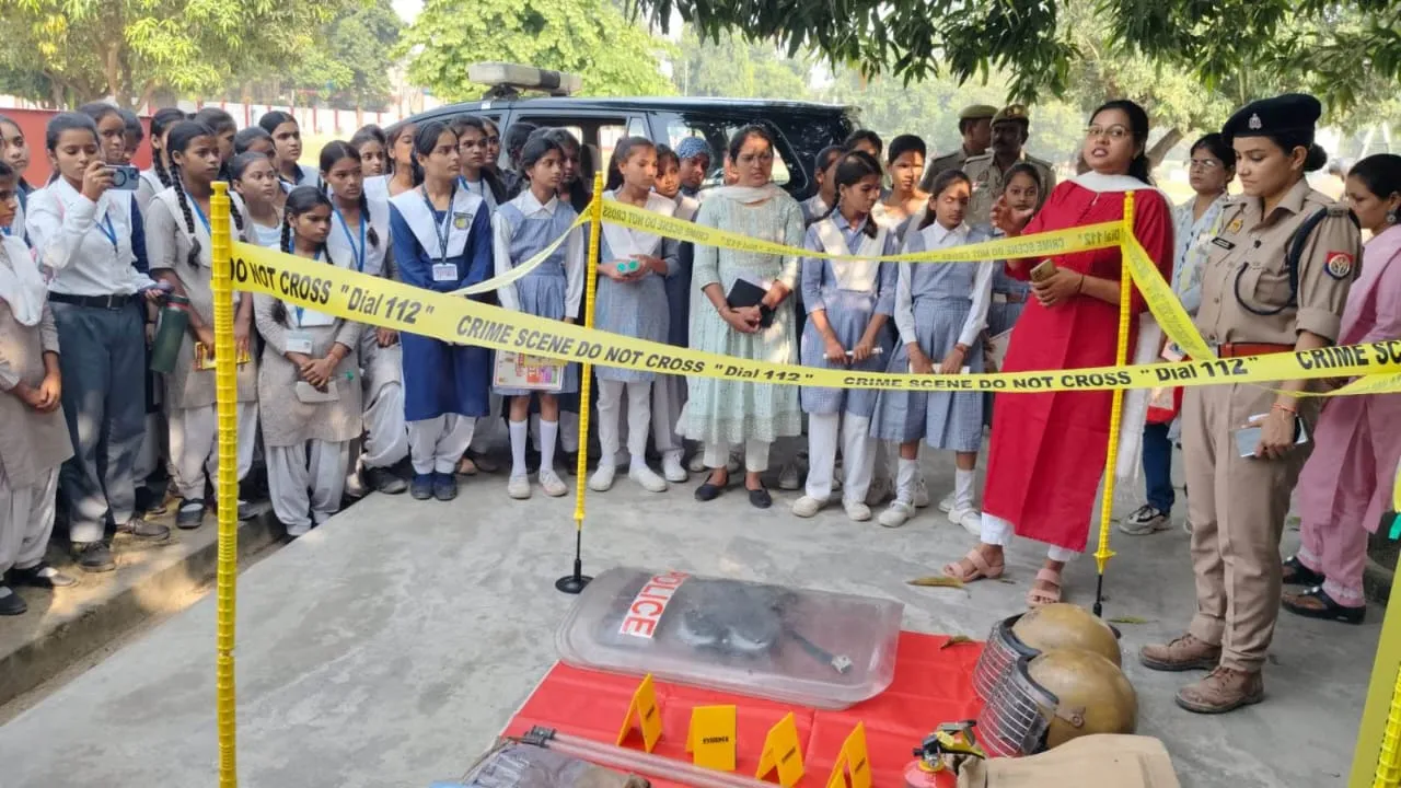 पीलीभीत: मिशन शक्ति 5.0...एसपी ने छात्राओं के सवालों के दिए जवाब, आत्मसुरक्षा और आग से बचाव के तौर-तरीके बताए 