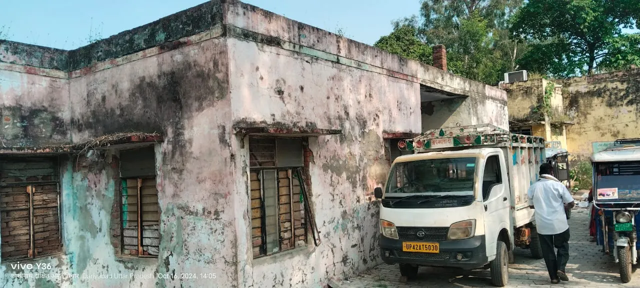 बाराबंकी: खुद कुपोषित हो गया आंगनबाड़ी केंद्र, हादसे को दावत दे रहा जर्जर भवन