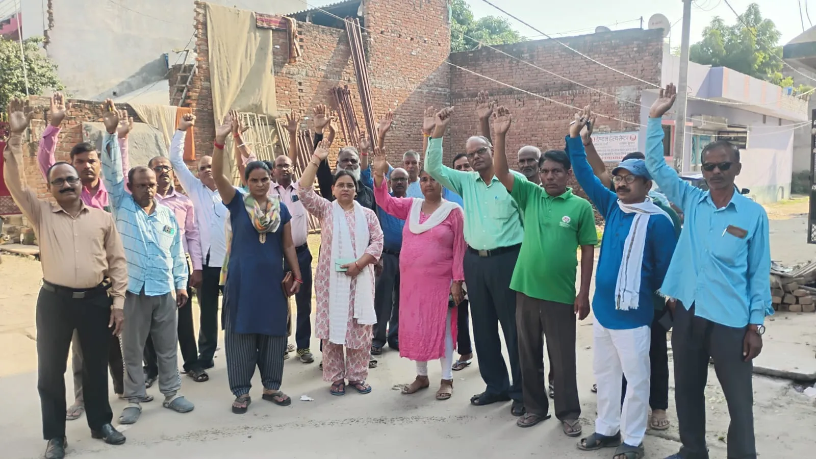 लखनऊ: भीषण गंदगी व डेंगू से कराह रहा केशव नगर, जोनल अधिकारी के खिलाफ विरोध प्रदर्शन...कार्यालय में तालाबंदी की चेतावनी